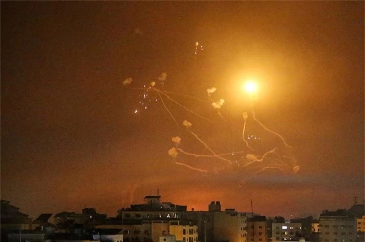 Ảnh: Hệ thống phòng thủ Vòm Sắt chặn đứng tên lửa của Hamas - 4