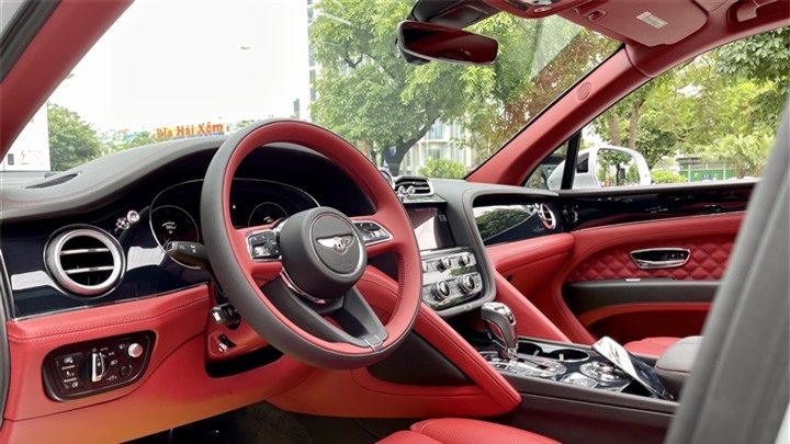 Bentley Bentayga V8 2021 ảnh 13 Bentley Bentayga V8 2021 với nội thất màu đặc biệt tại Việt Nam - 13