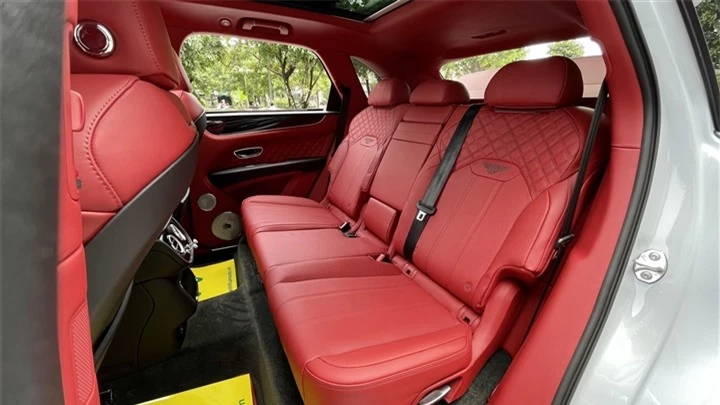 Bentley Bentayga V8 2021 với nội thất màu đặc biệt tại Việt Nam - 16