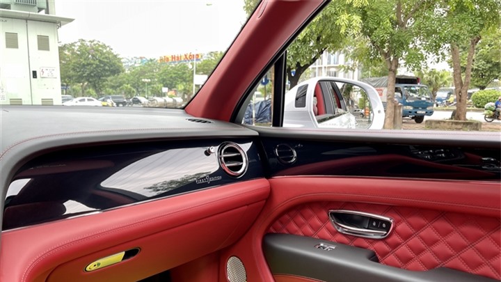 Bentley Bentayga V8 2021 ảnh 20 Bentley Bentayga V8 2021 với nội thất màu đặc biệt tại Việt Nam - 20