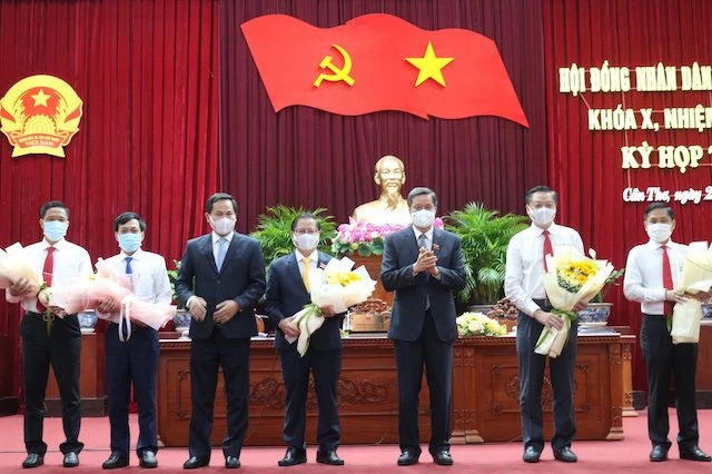 Bí thư Thành ủy Cần Thơ Lê Quang Mạnh tặng hoa chúc mừng lãnh đạo HĐND và UBND, nhiệm kỳ 2021-2026.