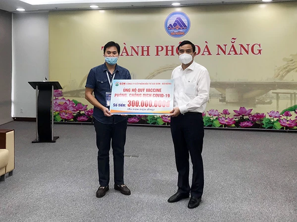 Chủ tchj UBND TP Đà Nẵng Lê Trung Chinh tiếp nhận ủng hộ của các doanh nghiệp cho Quỹ vaccine phòng, chống dịch Covid-19 của TP