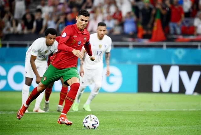 Ronaldo ghi 2 bàn trên chấm 11m giúp Bồ Đào Nha hòa Pháp với tỷ số 2-2