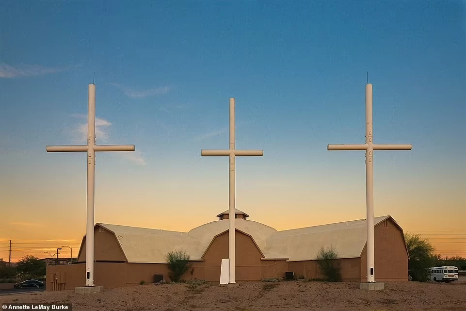 Bên ngoài nhà thờ ở Mesa, Arizona, người ta sử dụng các trạm thu phát sóng di động hình cây thánh giá. Yếu tố thẩm mỹ luôn được các bên cung cấp dịch vụ ưu tiên khi lựa chọn hình ảnh.