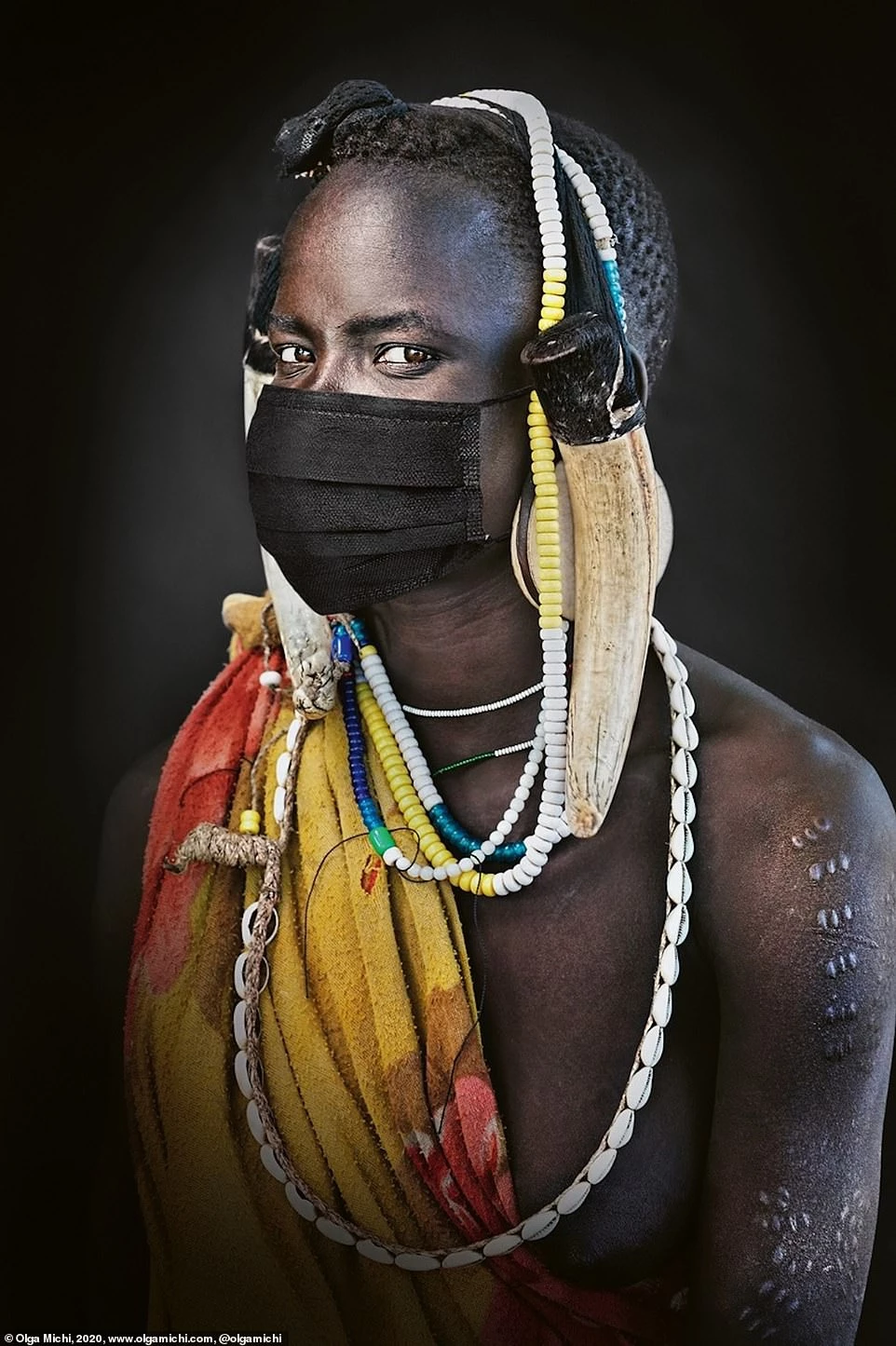 Người đàn ông thuộc bộ lạc Mursi ở thung lũng Omo của Ethiopia. Anh đeo chiếc khẩu trang một cách kiêu hãnh và tự tin như những món đồ trang sức bình thường trong tình trạng đại dịch Covid-19 lan tràn khắp thế giới.