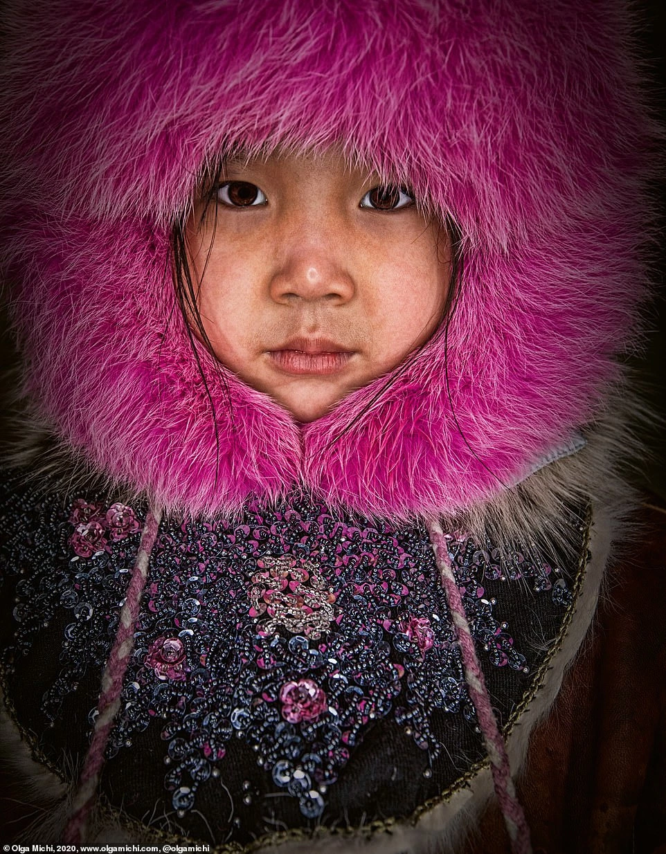 Trong ảnh là một cô bé người Chukchi, nhóm bộ lạc bản địa có khoảng 15.000 thành viên, sống ở cực Đông Bắc nước Nga.