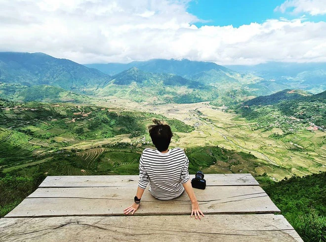 Đèo Khau Phạ nằm ở khu vực giáp giới giữa huyện Văn Chấn và huyện Mù Cang Chải, tỉnh Yên Bái. Cung đường dài trên 30 km đi qua nhiều địa danh nổi tiếng như La Pán Tẩn, Mù Cang Chải, Tú Lệ, Chế Cu Nha, Nậm Có... Đèo vượt qua đỉnh núi Khau Phạ, nơi cao nhất Mù Cang Chải. Tên gọi của đỉnh núi này trong ngôn ngữ của dân tộc Thái nghĩa là “Sừng Trời” do các chóp núi thường nhô lên giữa biển mây như chiếc sừng. Ảnh: Kenzo_tran.