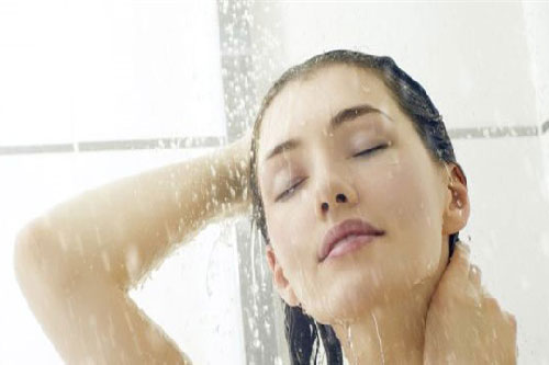 Vừa già, vừa xấu vì mắc phải sai lầm này khi tắm