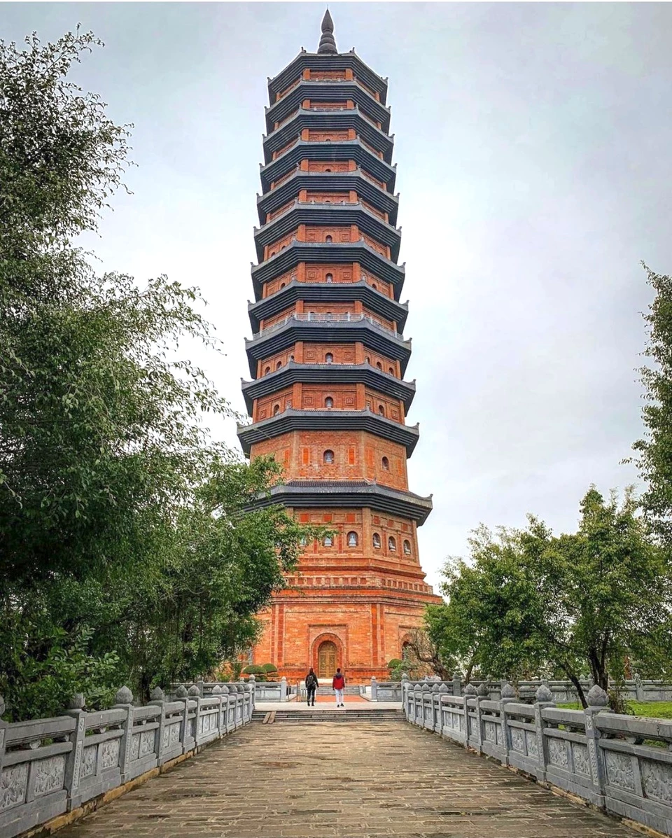 Chùa Bái Đính (Ninh Bình) cách trung tâm thành phố 15 km, thuộc xã Gia Sinh, Gia Viễn. Bảo tháp tại chùa nổi bật với chiều cao 100 m, gồm 13 tầng, có thang máy và 72 bậc. Tầng cao nhất là nơi thờ xá lợi Phật được cung nghinh từ Ấn Độ. Đây là bảo tháp cao nhất Đông Nam Á. Ảnh: Half_broke_nomads.