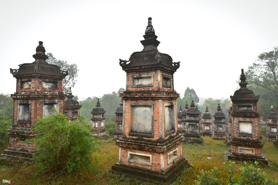 Chùa Bổ Đà là di tích tiêu biểu của huyện Việt Yên (Bắc Giang). Điểm đặc biệt của chùa là có vườn tháp với hơn 100 ngôi tháp. Các ngôi tháp được xây bằng đá và gạch chỉ, bít mạch bằng vôi vữa trộn với mật mía và bột giấy bản. Vườn tháp chùa Bổ Đà được xây dựng trong khoảng 300 năm. Mỗi ngôi tháp chứa xá lị, tro cốt của 4-26 vị tăng ni. Ảnh: Việt Hùng.