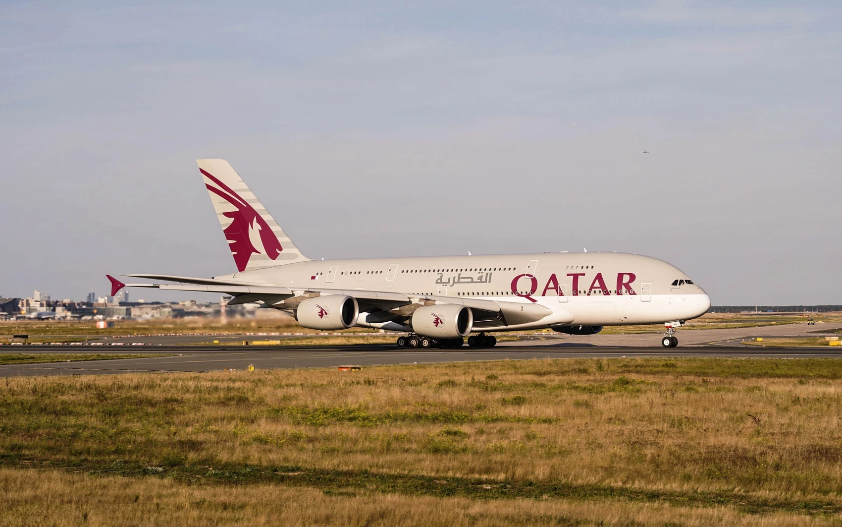 Qatar: Qatar có diện tích chỉ hơn 11.000 km2. Do vậy, đất nước này không có bất kỳ chuyến bay nội địa nào. Tuy nhiên Qatar Airways vẫn được biết đến là hãng hàng không đẳng cấp thế giới.