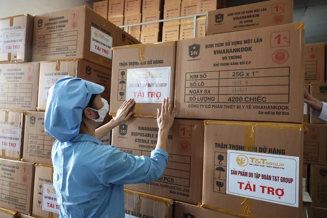 Lô hàng 500.000 bơm kim tiêm đầu tiên trong gói tài trợ đã được vận chuyển đến TP.HCM trong ngày 21/6 vừa qua.