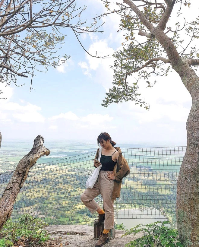 Núi Cô Tô còn có tên gọi khác là Phụng Hoàng Sơn. Đây là một trong những điểm check-in đẹp nhất ở An Giang. Ngọn núi được bao quanh bởi những cánh đồng bát ngát. Bạn sẽ có cơ hội tận hưởng không gian xanh mát, trong lành của vùng đất miền Tây khi đứng trên đỉnh núi. Ảnh: Sanra.san.