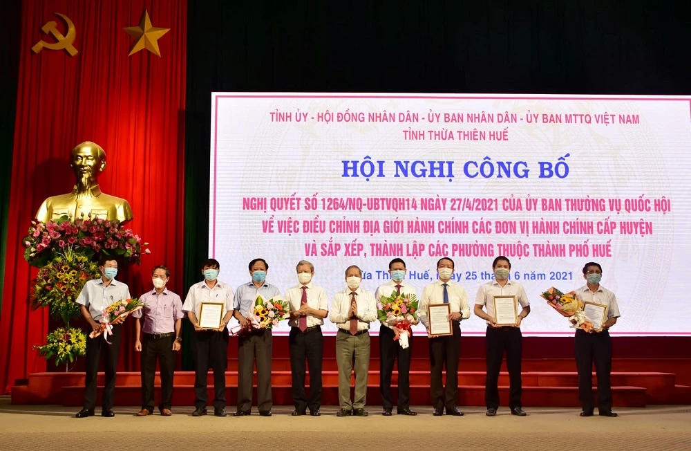 Lãnh đạo tỉnh Thừa Thiên huế trao Nghị quyết 1264/NQ-UBTVQH14 của Ủy ban Thường vụ Quốc hội và tặng hoa chúc mừng các đơn vị. 