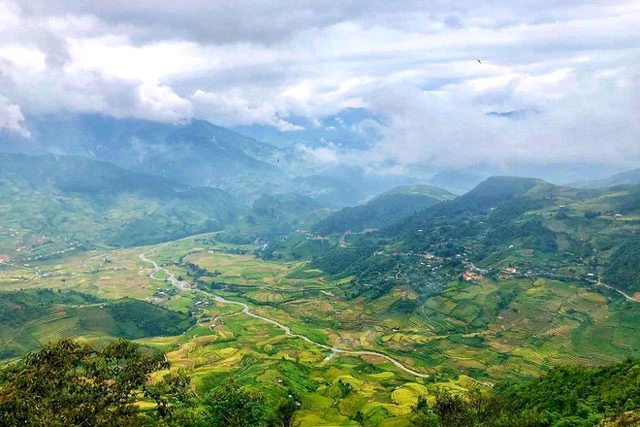 Đèo Khau Phạ, nằm ở độ cao từ 1.200-1.500 m so với mực nước biển, là một trong những địa điểm ngắm cảnh lúa chín được dân phượt yêu thích. Đây là một trong tứ đại đỉnh đèo ở miền Bắc, nổi tiếng với những cung đường quanh co và dốc thuộc hàng bậc nhất Việt Nam. Ảnh: Kiet.senpai.