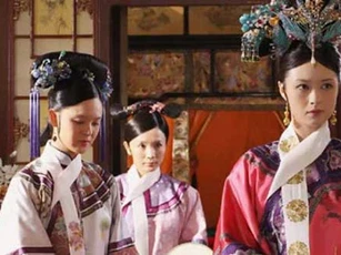 Dải lụa trắng trên cổ phi tần thời Mãn Thanh ngoài làm đẹp còn bí mật gì?