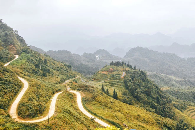 Ngoài đèo Khau Phạ, đèo Mã Pì Lèng (Hà Giang), Ô Quy Hồ (Lai Châu) và Pha Đin (Sơn La) cũng thuộc tứ đại đỉnh đèo. Đây là những cung đường thách thức tín đồ du lịch chinh phục. Du khách sẽ được chiêm ngưỡng khung cảnh hùng vĩ, tận hưởng không khí trong lành và yên bình khi đặt chân đến các nơi này. Ảnh: Nguyễn Ngọc Hùng.