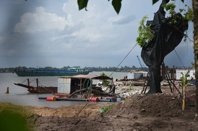 Các phương tiện bị người dân tố cáo đang thực hiện việc khai thác cát trái phép, có dấu hiệu chở đi nơi khác bán?