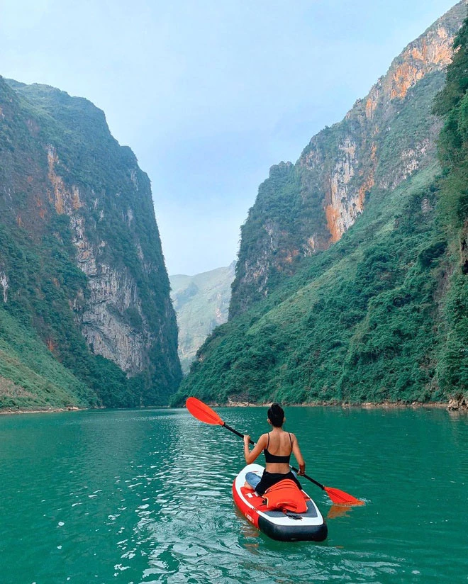 Hẻm Tu Sản (Hà Giang) là hẻm vực cao nhất Đông Nam Á. Chiều cao vách đá lên tới 800 m khiến nhiều du khách ngỡ ngàng. Trải nghiệm đi thuyền dọc dòng Nho Quế cũng mang lại cho bạn cơ hội chìm đắm giữa cảnh quan hùng vĩ của hẻm Tu Sản giao thoa cùng chất thơ của dòng sông này tại Hà Giang. Ảnh: Kimthy.xie.