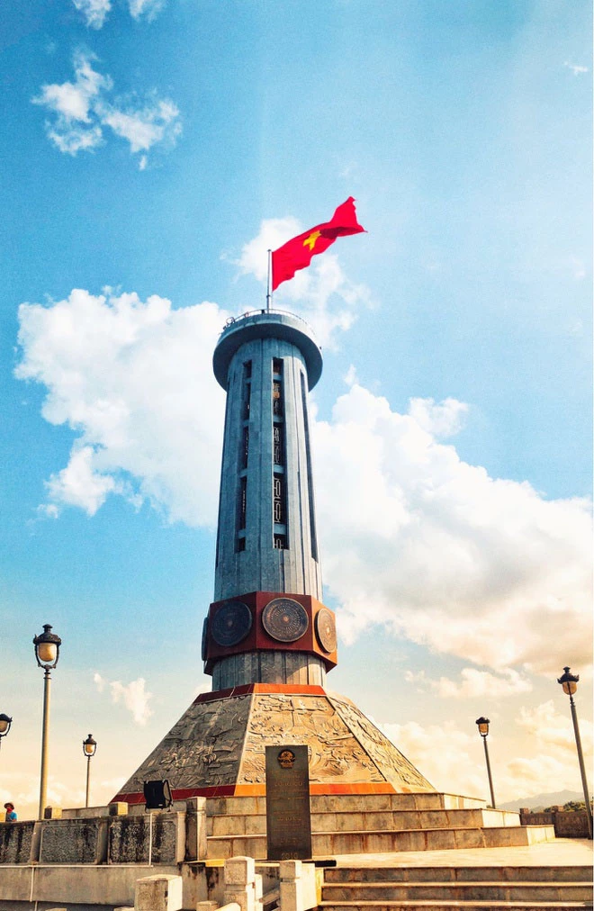 Cột cờ Lũng Cú, nằm ở độ cao gần 1.500 m so với mực nước biển, là biểu tượng thiêng liêng của Việt Nam. Cảnh quan dưới chân cột cờ là núi non trùng điệp xen kẽ ruộng bậc thang tạo vẻ đẹp ấn tượng với du khách. Ảnh: Lê Vinh Đệ