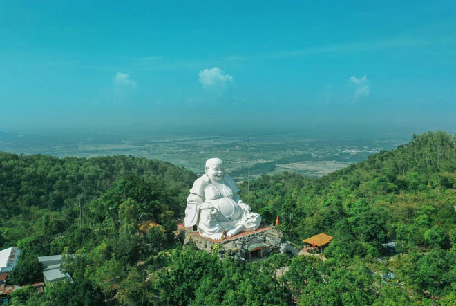 Chùa Phật Lớn được xây dựng trên diện tích hơn 13.000 m2, thuộc khu du lịch núi Cấm. Ngôi chùa có niên đại gần 200 năm. Du khách đến đây sẽ được chiêm ngưỡng tượng Phật Di Lặc trên đỉnh núi lớn nhất Việt Nam nặng 400 tấn và cao gần 34 m. Ảnh: Tôi Tới Đây.