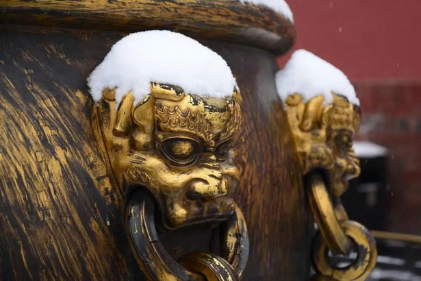 Tử Cấm Thành có tới 308 vại nước, trong đó 18 vại mạ vàng: Tại sao trên thân những vại mạ vàng đều có vết dao?