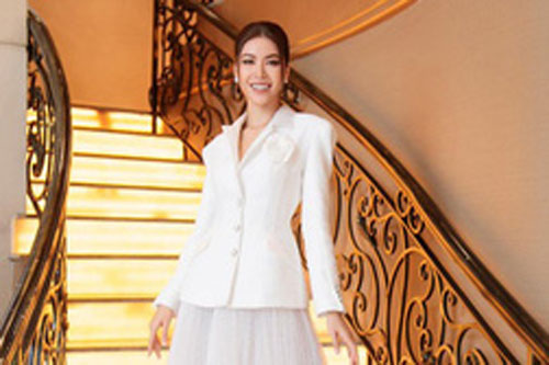 Dàn Hoa hậu thi nhau thanh lý quần áo, giày dép, đồ hiệu làm từ thiện