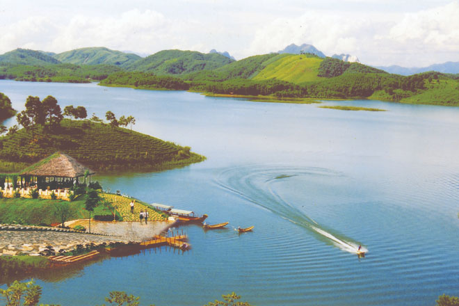 Những hồ nước cực đẹp ở Việt Nam hút du khách