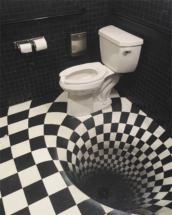 Vã mồ hôi với những nhà vệ sinh dị nhất thế giới: Số 9 có khi chưa kịp vào thì đã thăng thiên - Ảnh 1.