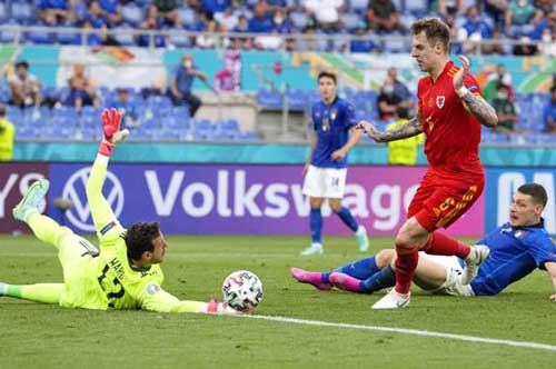 Danny Ward, từ người thừa thành người hùng Xứ Wales