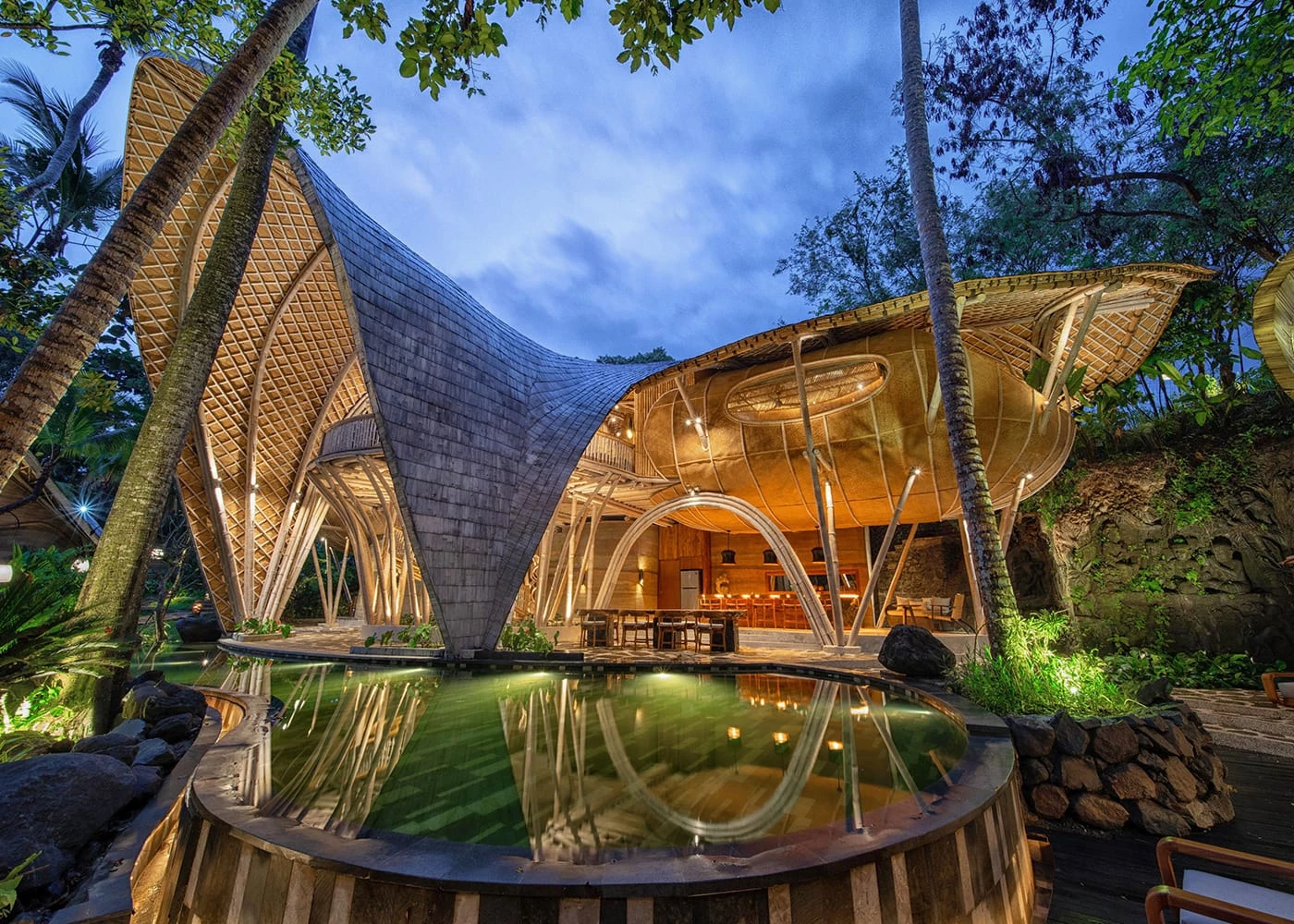 Kỳ nghỉ dưỡng thân thiện với môi trường không còn là những tưởng tượng về phòng khách sạn đơn sơ, mộc mạc. Khu nghỉ dưỡng Ulaman Eco hạng sang bậc nhất Bali, Indonesia sẽ làm hài lòng mọi du khách khi hòa mình vào thiên nhiên, nội thất gỗ, tre nứa mà không kém phần xa hoa, sang trọng. Ảnh: HoneyCombers.