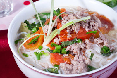 Cách làm món bún thịt nấu chua cho bữa sáng chỉ 15 phút