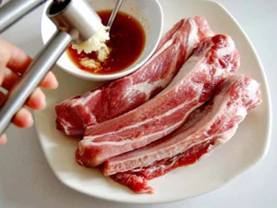 Làm sườn nướng tiêu lạ miệng hấp dẫn thiết đãi cả nhà