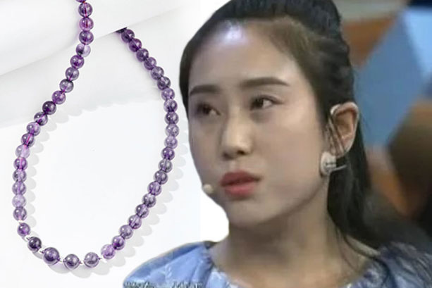 Cô gái mang dây chuyền thạch anh tím đi kiểm định, chuyên gia rùng mình: Bạn không nên đến đây