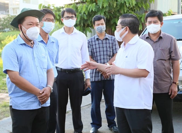 Chủ tịch UBND TP Cần Thơ Trần Việt Trường chỉ đạo công tác chống dịch ở cửa ngỏ vào thành phố.