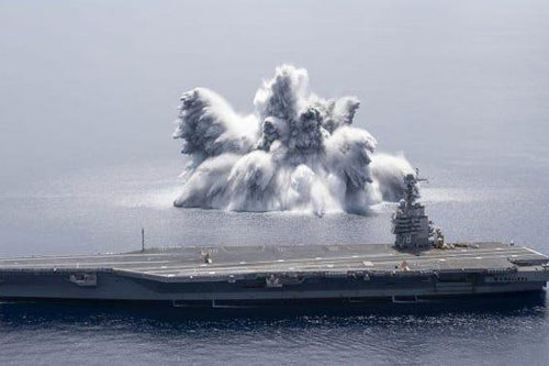 Cảnh tượng kinh hoàng khi Hải quân Mỹ kích nổ mìn bên cạnh siêu tàu sân bay