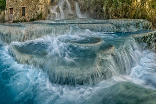 Đắm chìm trong dòng suối nước nóng có một không hai tại Ý