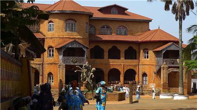 Quốc gia nào không giới hạn số vợ, địa vị càng cao càng có nhiều vợ, tộc trưởng có hơn 100 bà vợ?