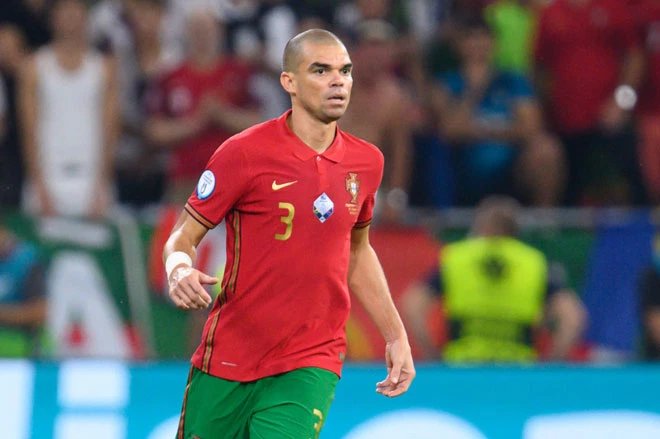Trung vệ: Pepe (Bồ Đào Nha).