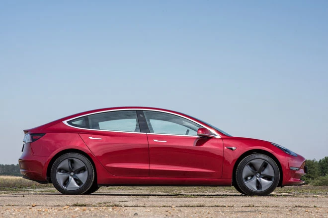 3. Tesla Model 3 2021 (giá khởi điểm: 50.190 USD).