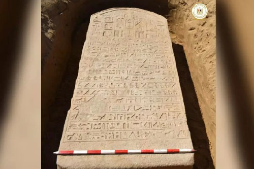 Cuốc đất, người nông dân đào được báu vật Ai Cập 2.600 tuổi