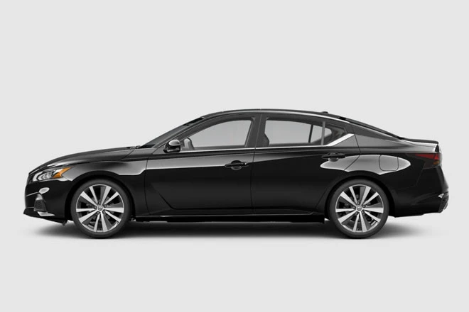 7. Nissan Altima 2021 (giá khởi điểm: 27.900 USD).