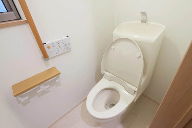 Bồn rửa tay trên toilet: Nhiều toilet ở Nhật Bản có bồn rửa tay gắn trên bình nước của bồn cầu. Người sử dụng có thể rửa tay bằng nước sạch, sau đó lượng nước này sẽ chảy xuống bình của bồn cầu, sử dụng để xả toilet. Đây là một cách đơn giản để tiết kiệm nước. Ảnh: Japaninfo.