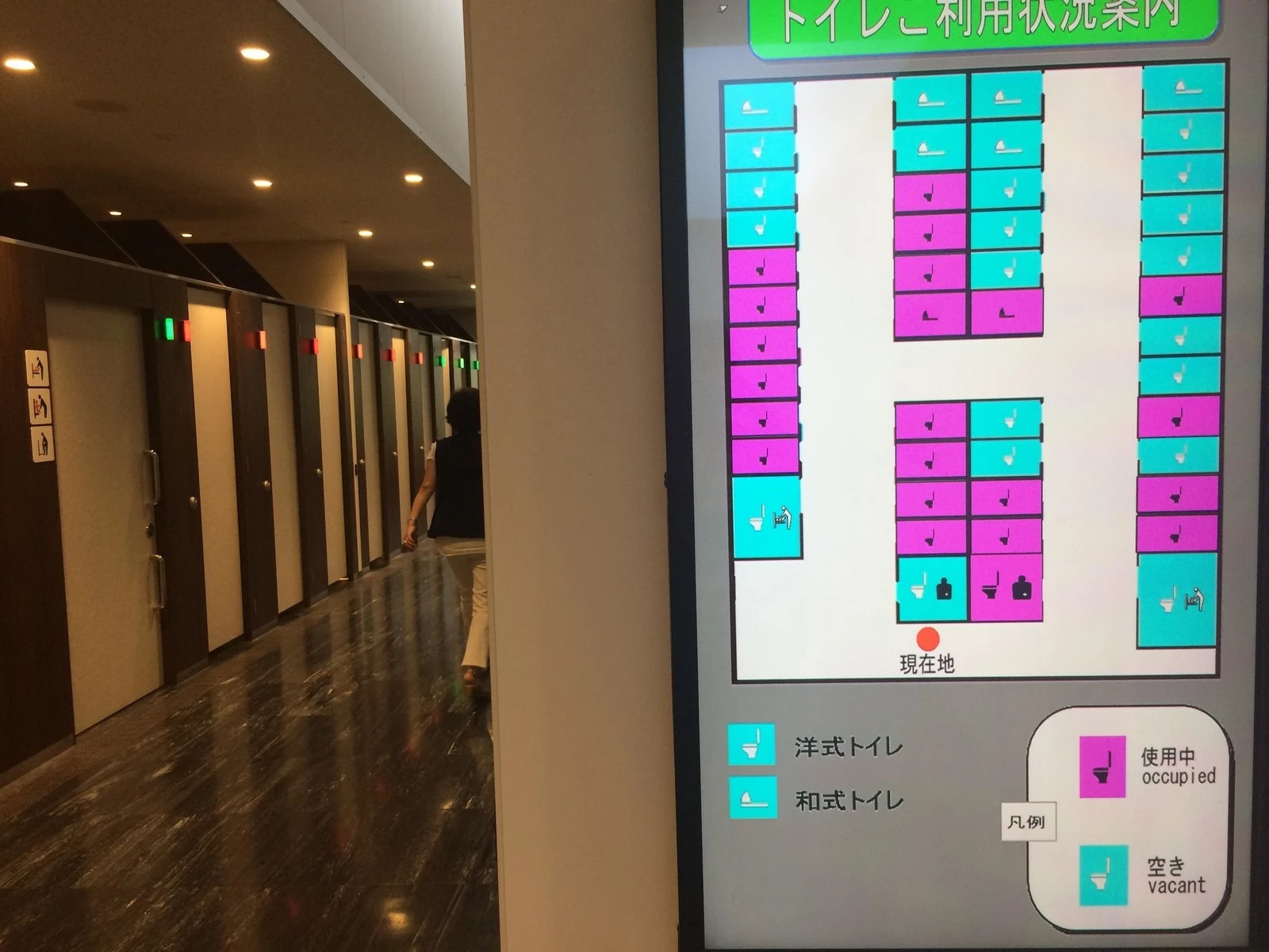 Bản đồ điện tử ở nhà vệ sinh: Một số nhà vệ sinh ở Nhật Bản có bản đồ điện tử, cho người dùng biết buồng nào đang có người dùng, và buồng nào là dạng xí bệt hay xí xổm. Điều này giúp người dùng không phải kiểm tra xem phòng nào còn trống, nhất là khi cửa đóng. Ảnh: Buzzfeed.