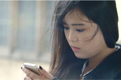 Nửa đêm thấy tin nhắn trong điện thoại chồng, tôi mở ra xem rồi bàng hoàng phát hiện bí mật động trời của anh và chị dâu