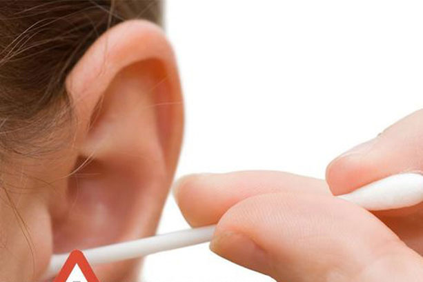 Mẹ thường xuyên dùng tăm bông ngoáy tai cho con và hậu quả