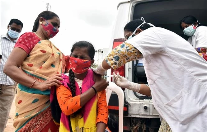 Nhân viên y tế tiêm vaccine phòng COVID-19 cho người dân tại Hyderabad, Ấn Độ, ngày 24/6/2021. Ảnh: THX