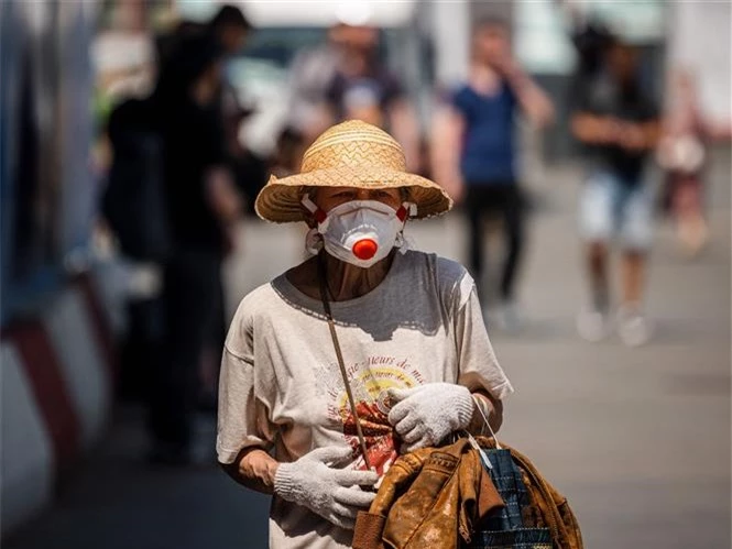 Người dân đeo khẩu trang phòng dịch COVID-19 tại Moskva, Nga. Ảnh: AFP