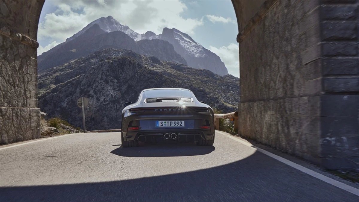 Với tất cả những nâng cấp này, chiếc 911 GT3 Touring mới có thể tăng tốc lên 100 km/h trong chỉ 3,2 giây, đạt tốc độ tối đa 317 km/h với hộp số PDK