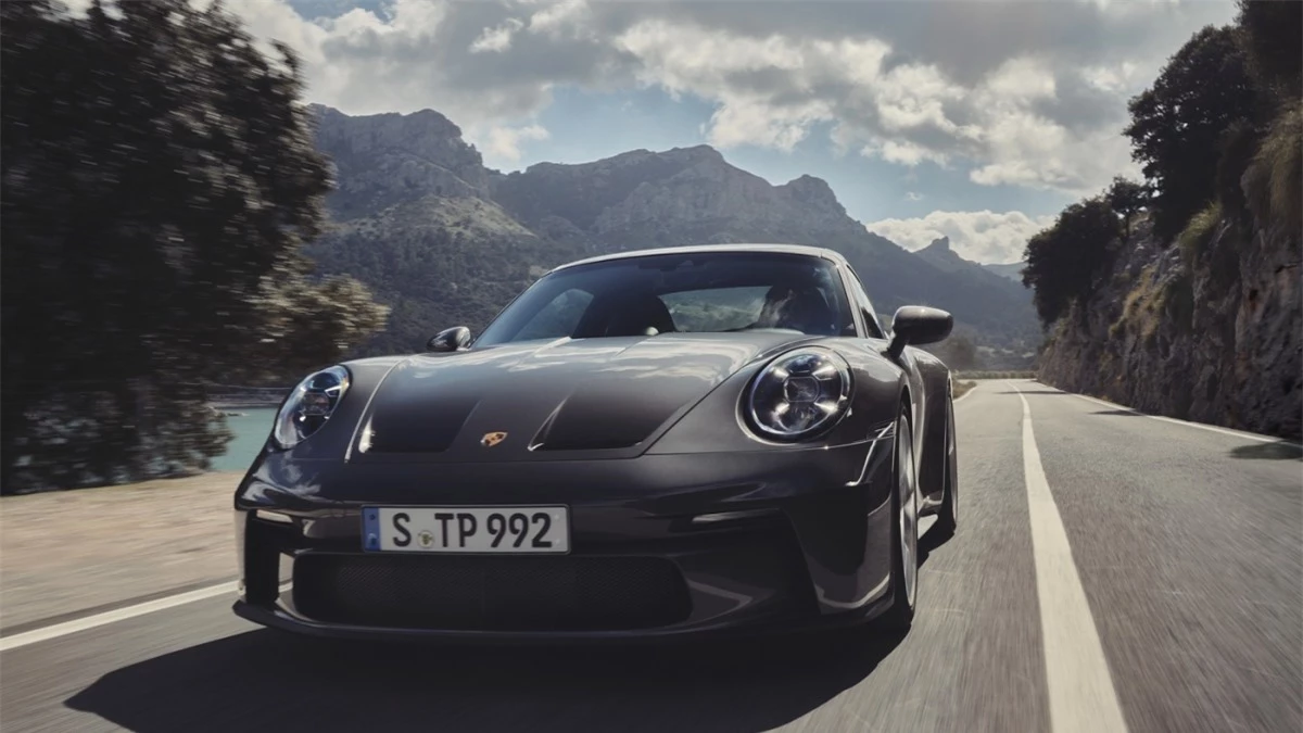 Porsche bán ra gần như tất cả các gói tùy chọn cao cấp của GT3 thông thường trên bản Touring này, bao gồm cả hệ thống đèn chiếu sáng LED với công nghệ PDLS và PDLS+, các hệ thống hỗ trợ lái xe, hệ thống phanh carbon composite, nâng hạ cầu trước, tùy chọn ghế, gói Chrono cũng như các hệ thống âm thanh.